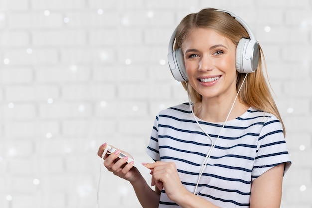 Femme avec des écouteurs écoutant de la musique