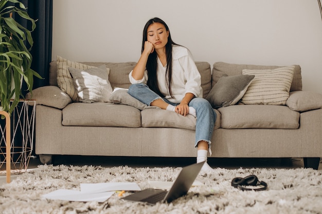 Femme avec des écouteurs, écoutant un séminaire