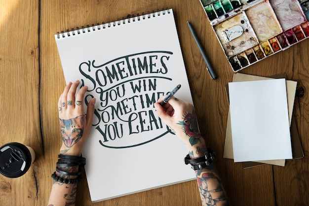 Une Femme Ecrit Une Citation De Motivation Photo Premium
