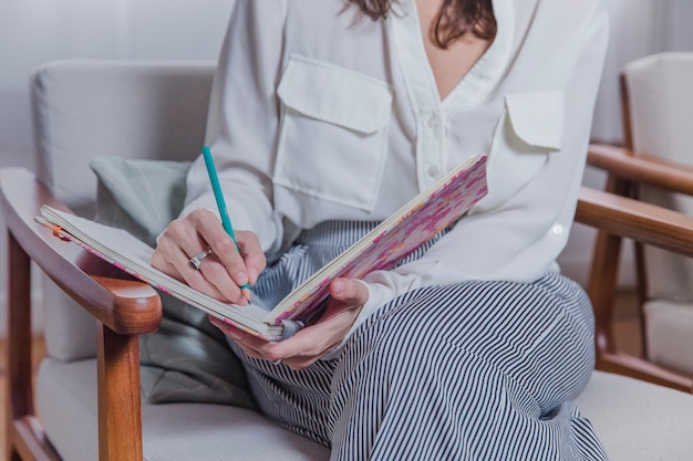 Femme, écriture, livre, fin, vue