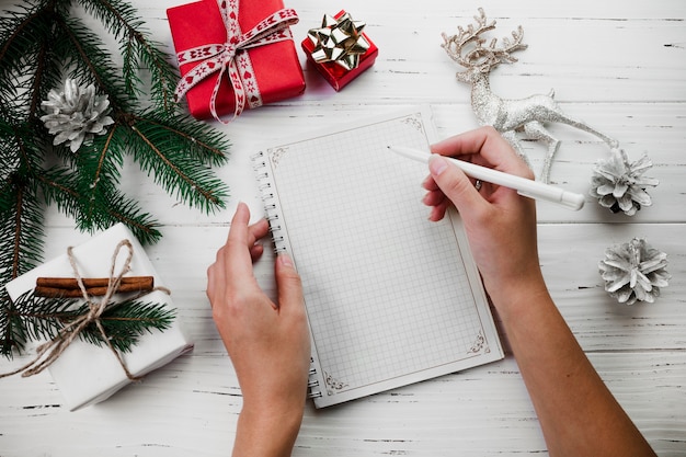 Femme écrivant sur une feuille de papier vierge avec un stylo