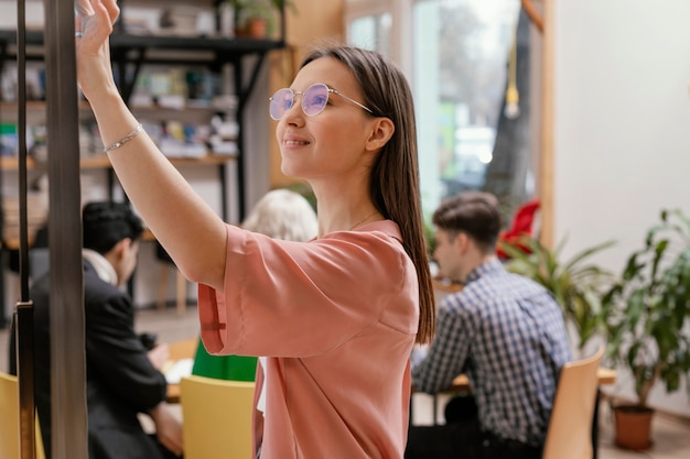 Femme écrivant une idée d'entreprise