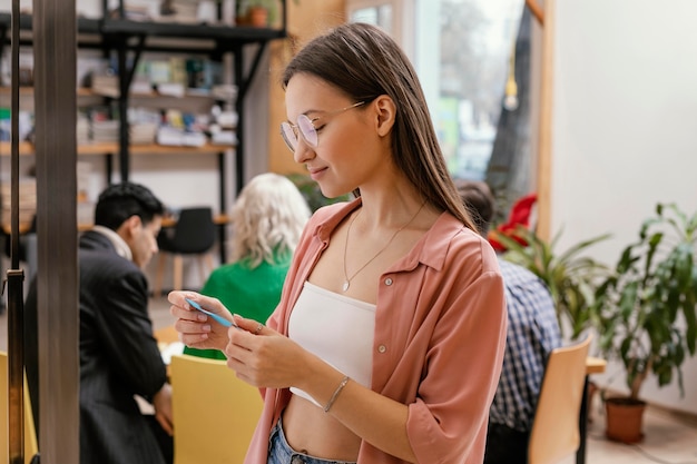 Femme écrivant une idée d'entreprise