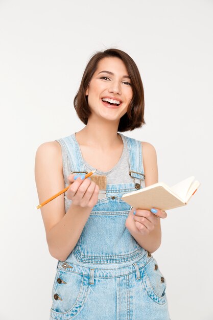 Femme écrivant des mesures pendant la rénovation de la maison