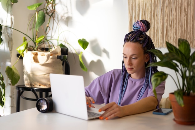 Femme éditant ses photos de produit