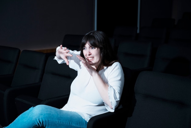 Une femme effrayée au cinéma
