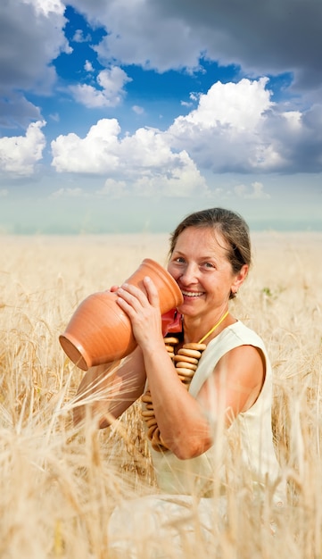 Femme Eldery avec cruche