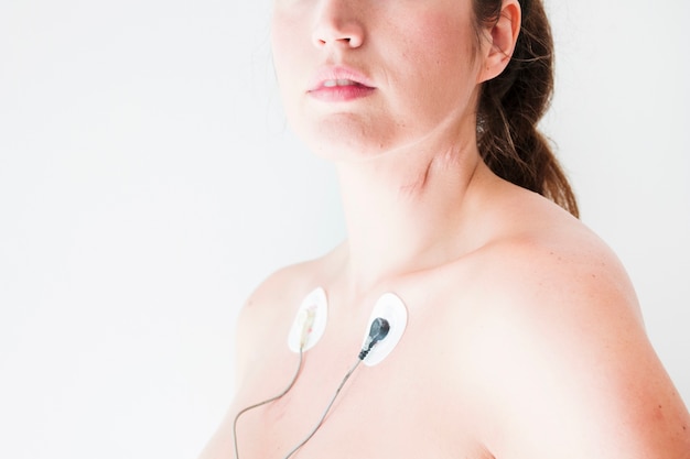 Photo gratuite femme avec électrocardiogramme mène sur le corps