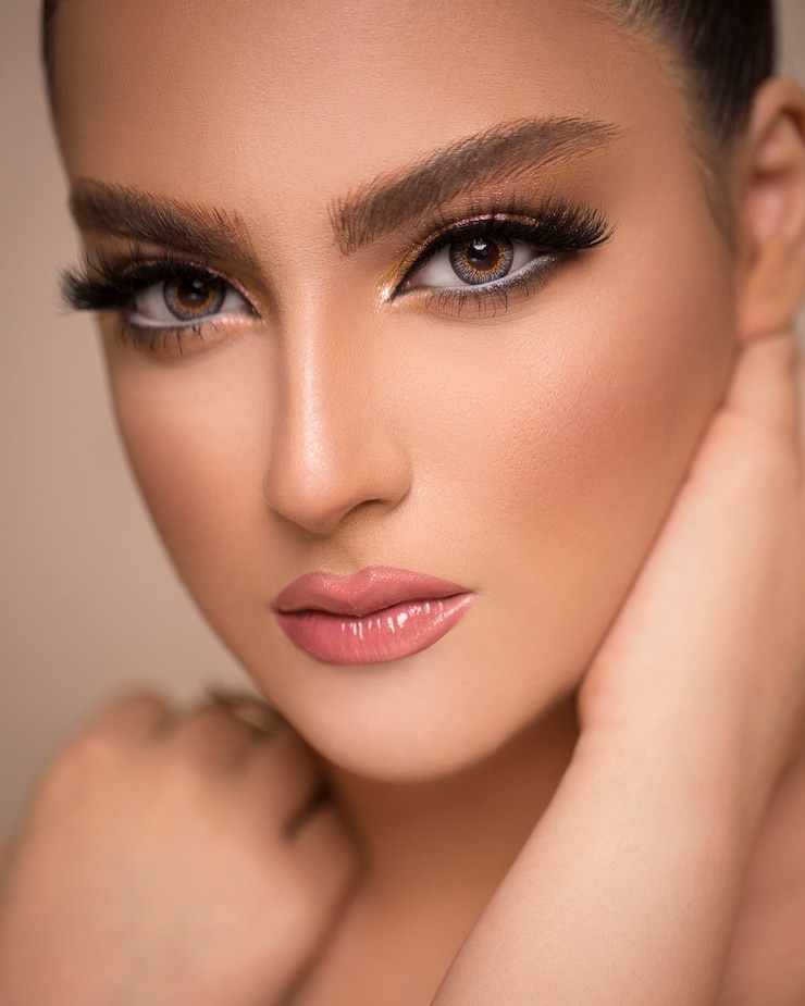 Photo gratuit une femme avec un élégant maquillage bronzé promouvant le soin de la peau