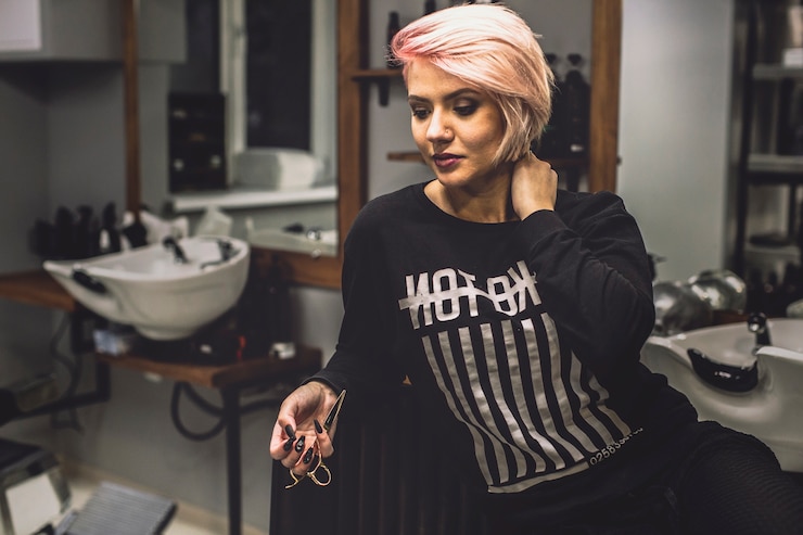 Photo gratuit femme élégante au salon