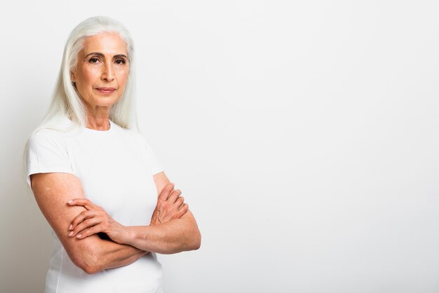 Femme élégante aux cheveux gris, regardant la caméra