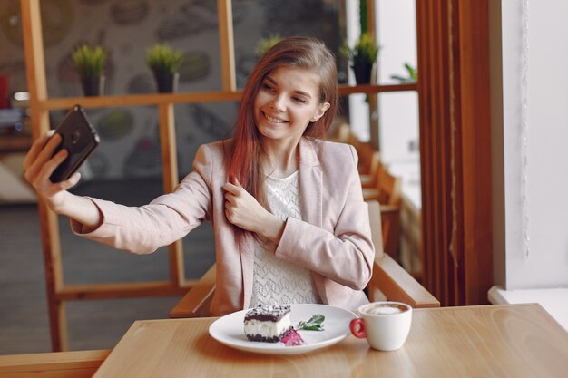 Femme élégante dans une veste rose, passer du temps dans un café