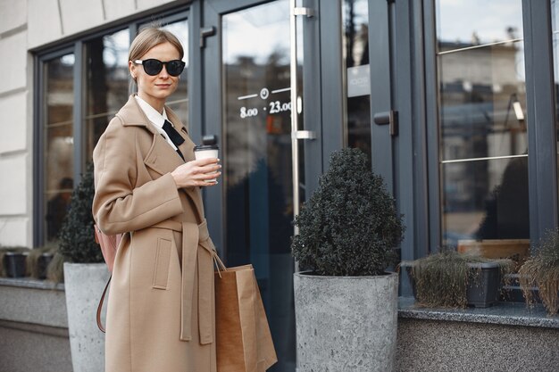 Femme élégante dans une ville de printemps avec des sacs à provisions