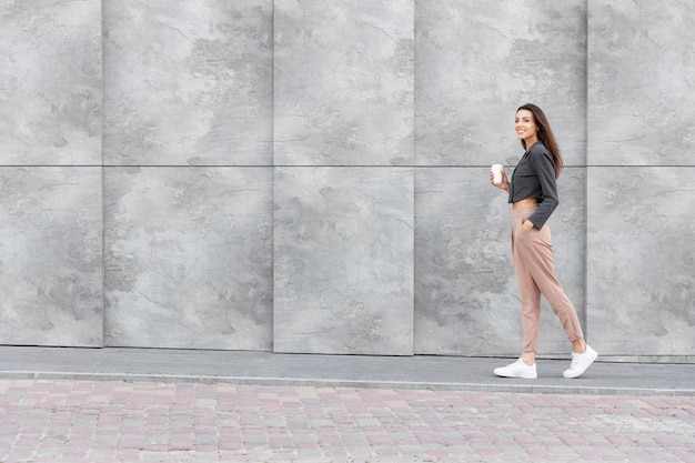 Femme élégante détente en plein air