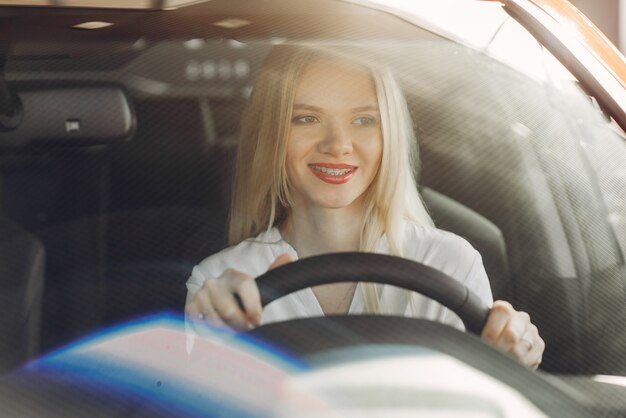 Femme élégante et élégante dans un salon de l&#39;automobile