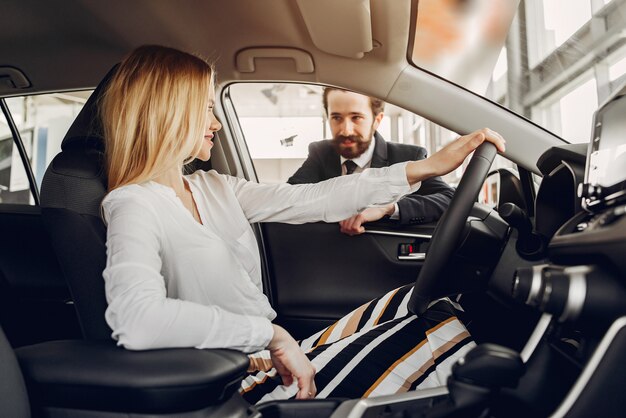 Femme élégante et élégante dans un salon de l&#39;automobile