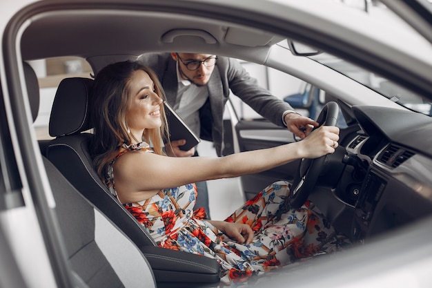 Femme élégante et élégante dans un salon de l&#39;automobile