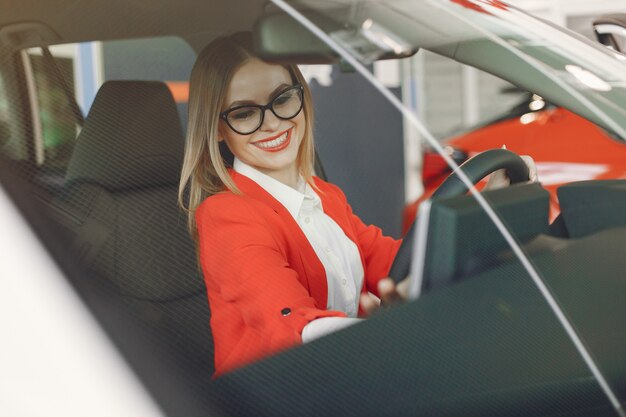 Femme élégante et élégante dans un salon de voiture