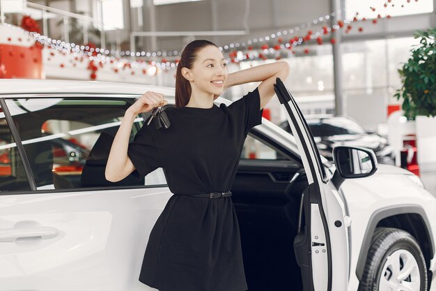 Femme élégante et élégante dans un salon de voiture