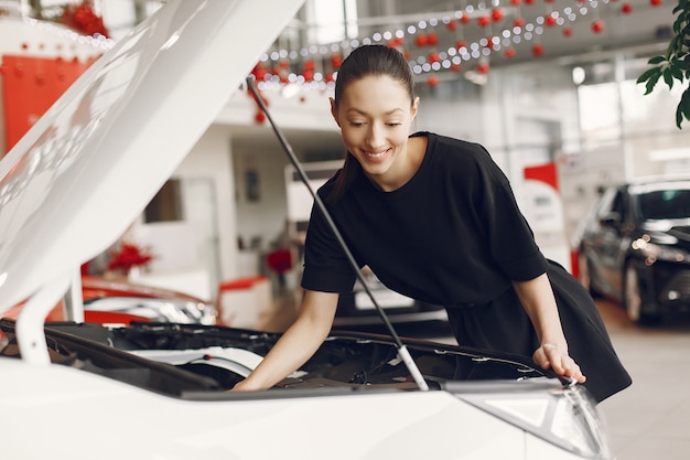 Femme élégante et élégante dans un salon de voiture