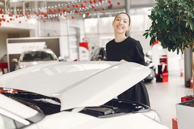 Femme élégante et élégante dans un salon de voiture