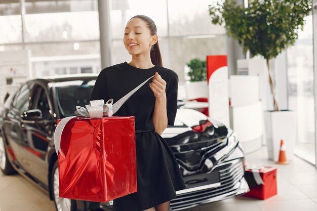 Femme élégante et élégante dans un salon de voiture