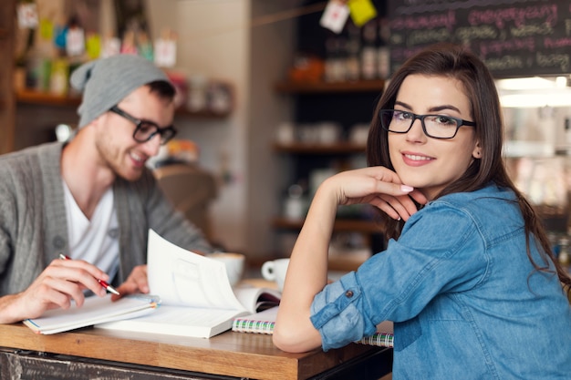 Femme élégante étudie avec son amie au café