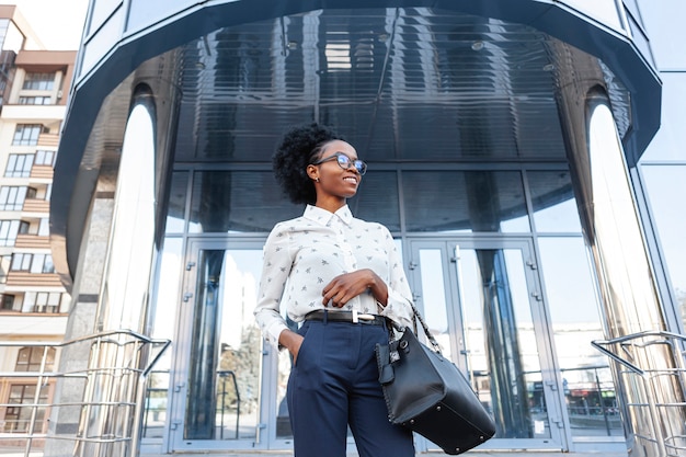 Femme élégante à faible angle avec sac à main