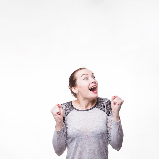 Photo gratuite femme élégante heureuse célébrant son succès