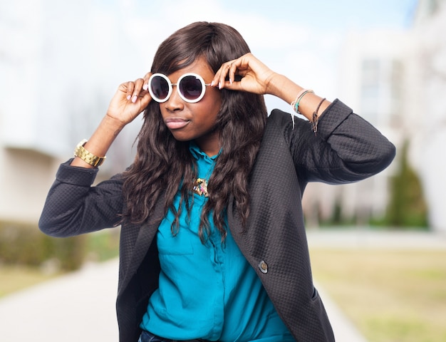 Femme élégante avec des lunettes de soleil