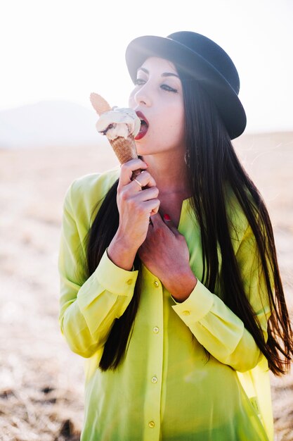 Femme élégante, manger, glace