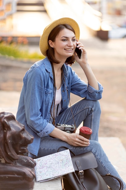 Femme élégante, parler au téléphone à l'extérieur