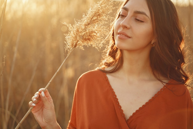 Femme élégante, passer du temps dans un champ d'été