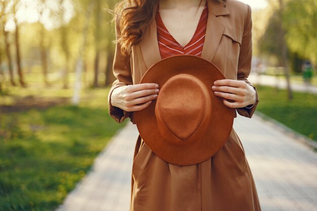 Femme élégante, passer du temps dans un parc de printemps