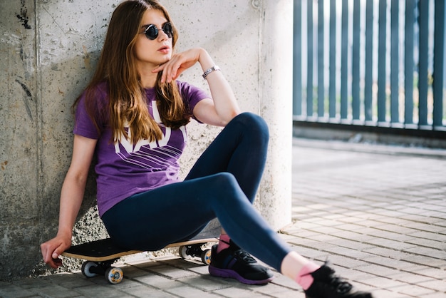 Femme élégante sur planche à roulettes