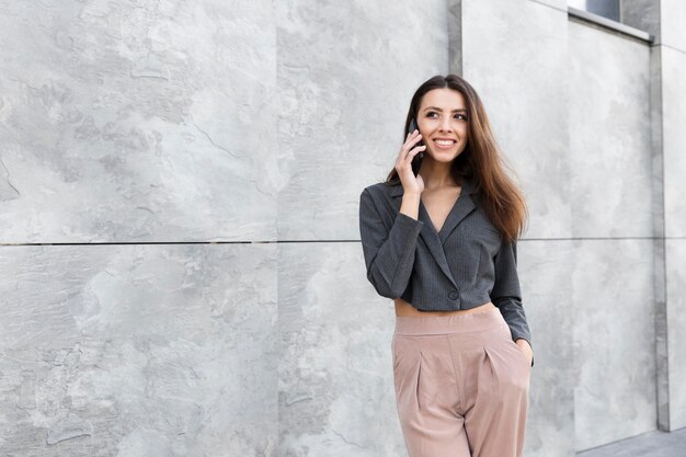 Femme élégante relaxante dans un espace urbain propre