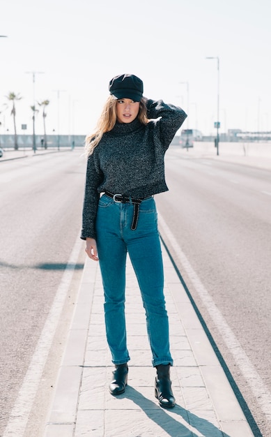 Femme élégante sur la route