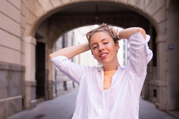 Photo gratuite femme élégante souriant et restant dans la rue