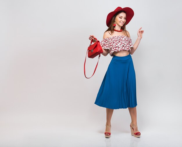 Femme élégante en tenue d'été isolée posant dans la tendance de la mode isolée