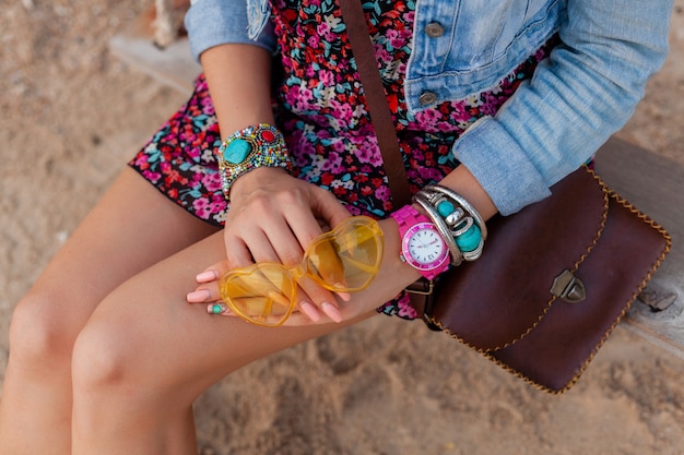 Femme élégante En Vacances Sur Beachhands Avec Des Bijoux Et Des Accessoires Sunglasess Jaune Coloré