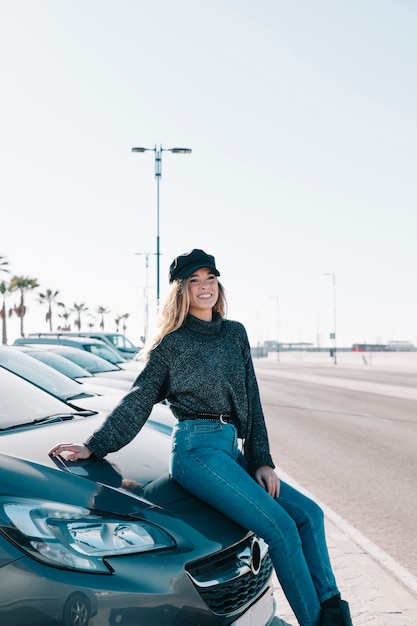 Photo gratuite femme élégante sur la voiture