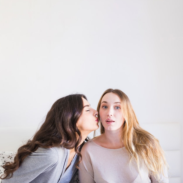 Femme embrassant un ami dans la joue