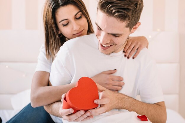 Femme embrassant l&#39;homme avec un cadeau