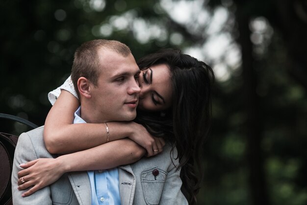 femme embrassant sur la joue de son petit ami Aimer