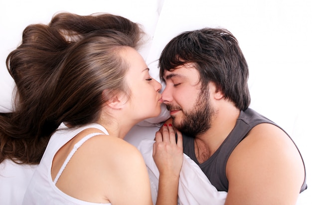 Femme embrasse son mari au nez