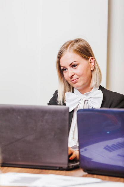 Femme employée de bureau utilisant un ordinateur portable
