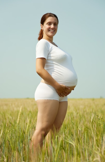 Photo gratuite femme enceinte de 8 mois