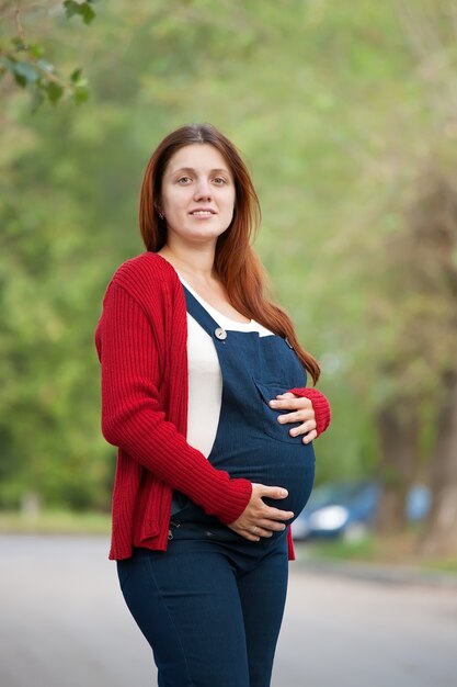 Femme enceinte sur l&#39;allée d&#39;été