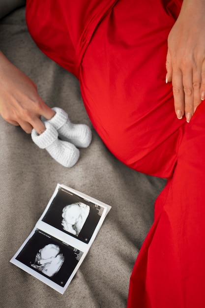 Femme enceinte à angle élevé passant du temps à l'extérieur