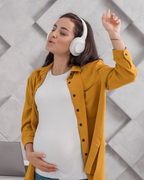 Femme enceinte, apprécier, musique, sur, écouteurs